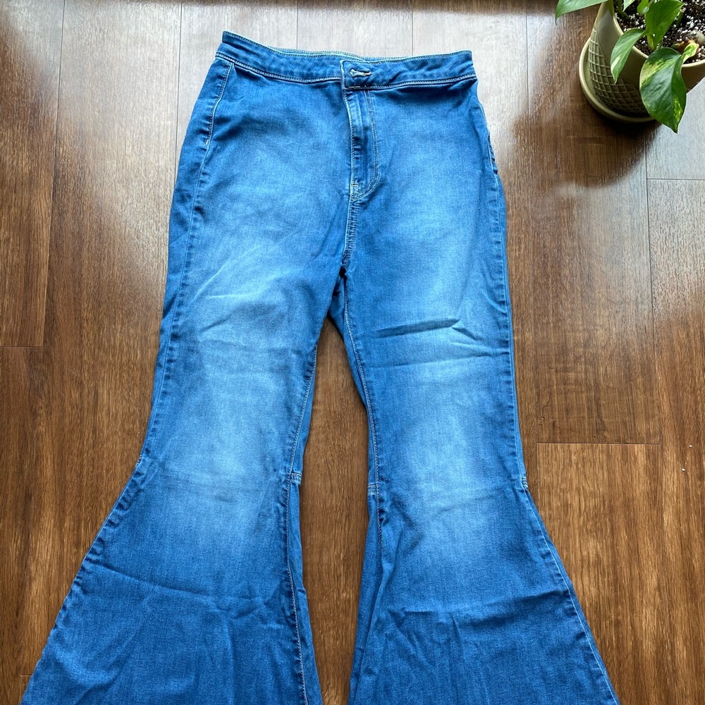 Free people extreme-flare Jeans- size 28.